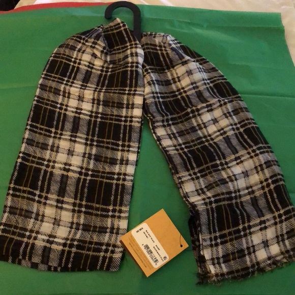Patricia Nash Black & White Plaid Scarf 100% Viscose Fringed Edges OS NWT - Picture 2 of 13